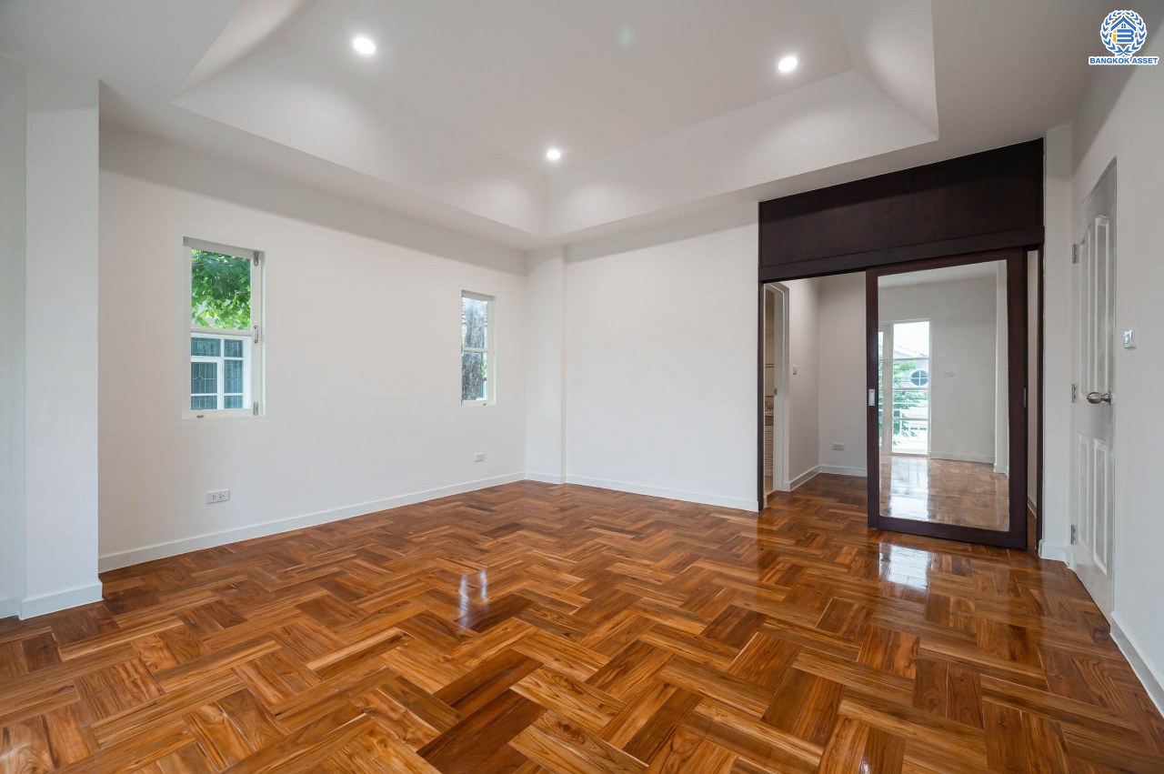 บ้านตกแต่งใหม่ โครงการ มัณฑนา  วัดพระเงิน ตกแต่งหรูหราดีไซน์สุด Classic เนื้อที่ 85.6 ตร.ว ฟังก์ชันจัดเต็ม 3 ห้องนอน 4 ห้องน้ำ 1 ห้องแม่บ้าน จอดรถได้ถึง 2 คัน เชื่อมต่อถนนกาญจนาฯ ใกล้รถไฟฟ้าสายสีม่วง "สถานีสามแยกบางใหญ่" และทางด่วน "ศรีรัช" รายล้อมด้วยสิ่งอำนวยความสะดวกมากมาย